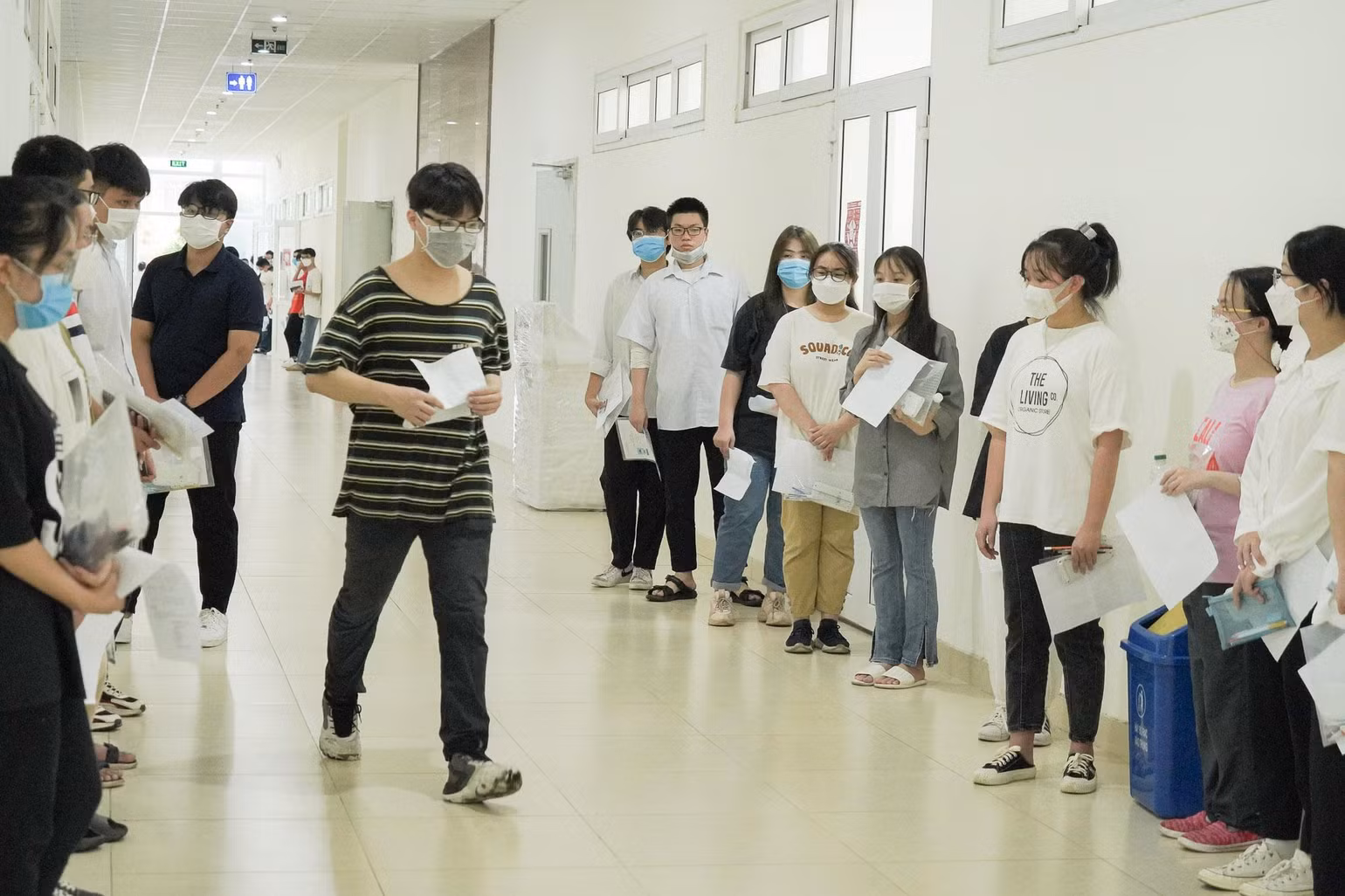 Bài thi đánh giá tư duy sẽ được thi trên giấy, theo hình thức trắc nghiệm như thi THPT. Riêng môn Toán và tiếng Anh có một phần tự luận để đánh giá cách tư duy và khả năng trình bày của các thí sinh.