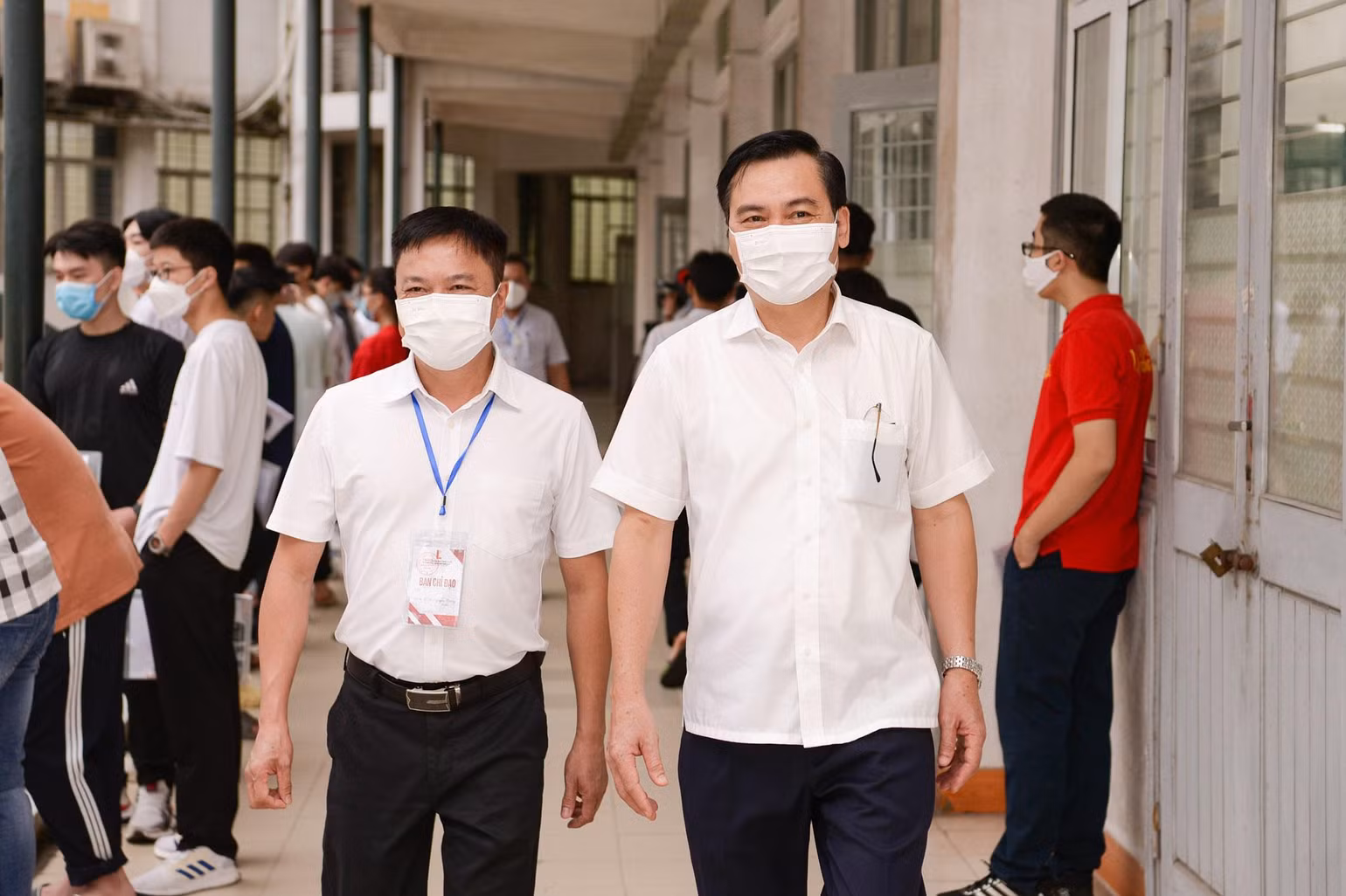 Nếu quan sát các đề thi tốt nghiệp trung học phổ thông câu thông hiểu chiếm đa số, khoảng 50%, thì với bài thi đánh giá tư duy các câu này chỉ chiếm khoảng 20%. Vận dụng và vận dụng sáng tạo, hay gọi là vận dụng cao, là phần chủ chốt. Kết quả của các bài thi đánh giá tư duy của Trường đại học Bách khoa Hà Nội sẽ khiến gợi nhớ nhiều về những kỳ thi “ba chung” trước đây, PGS,TS Nguyễn Phong Điền, Phó hiệu trưởng Trường đại học Bách khoa Hà Nội (bên trái trong ảnh) cho biết - “Sẽ không có mưa điểm 9, điểm 10 và điểm chuẩn sẽ không đến 27 điểm”.