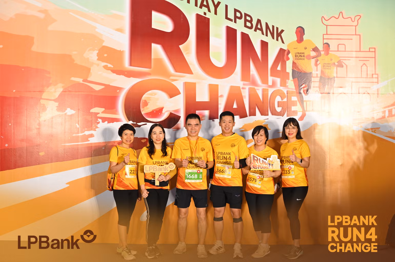 Ông Hồ Nam Tiến - Tổng Giám đốc LPBank cùng một số ông/bà trong Ban lãnh đạo hào hứng tham gia sự kiện. Ông Hồ Nam Tiến - Tổng Giám đốc LPBank cùng một số ông/bà trong Ban lãnh đạo hào hứng tham gia sự kiện.