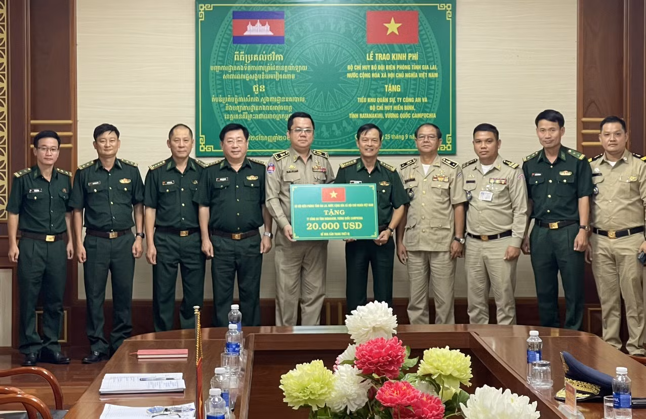 Đại diện đơn vị Campuchia tiếp nhận quà của Bộ đội Biên phòng tỉnh Gia Lai.