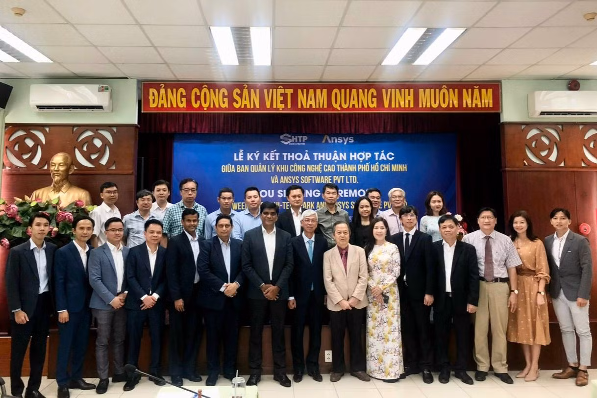 Các đại biểu chụp ảnh lưu niệm.