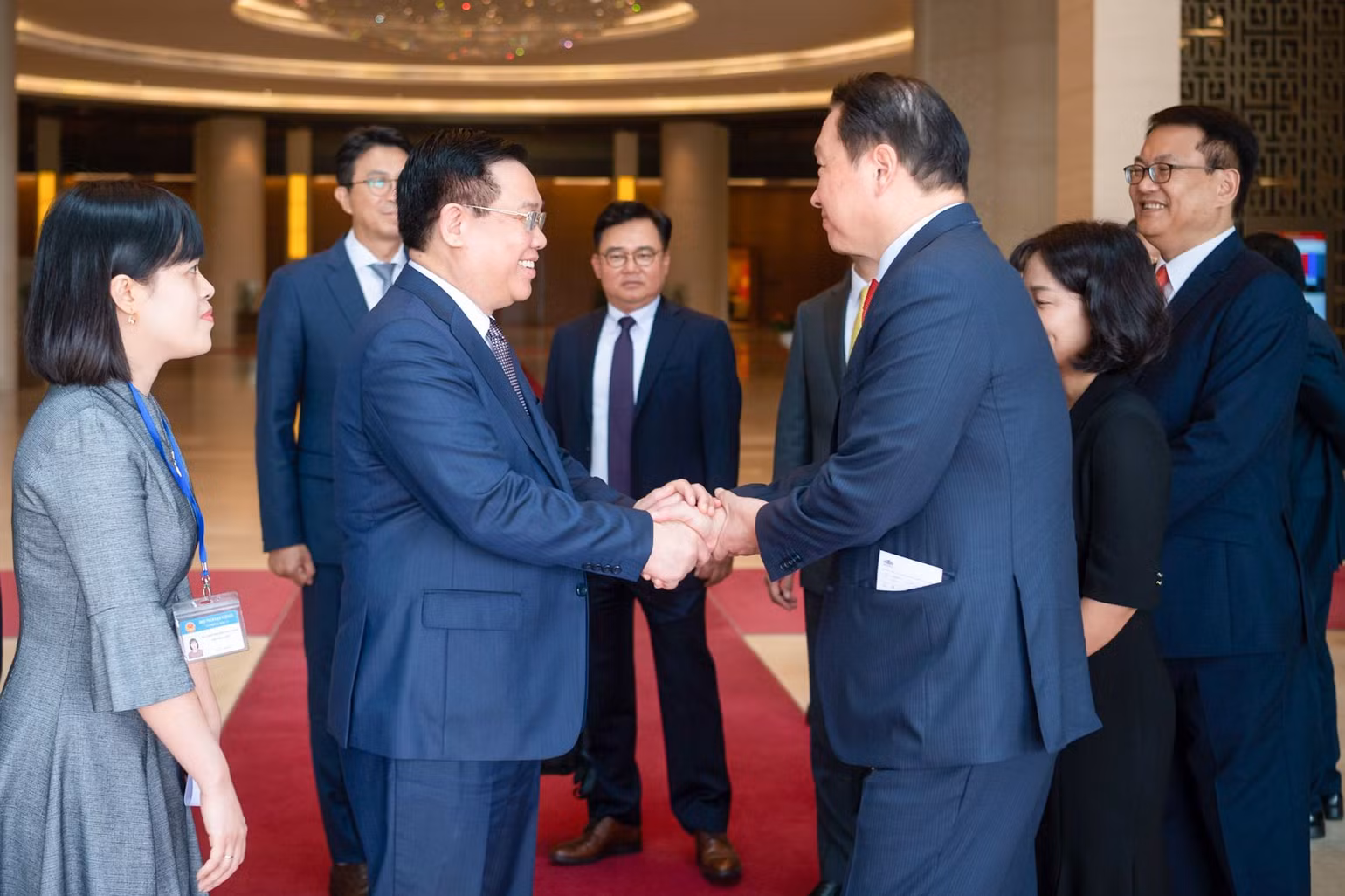 Chủ tịch Quốc hội Vương Đình Huệ tiễn Chủ tịch Tập đoàn SK Hàn Quốc Chey Tae-won. Chủ tịch Quốc hội Vương Đình Huệ tiễn Chủ tịch Tập đoàn SK Hàn Quốc Chey Tae-won.