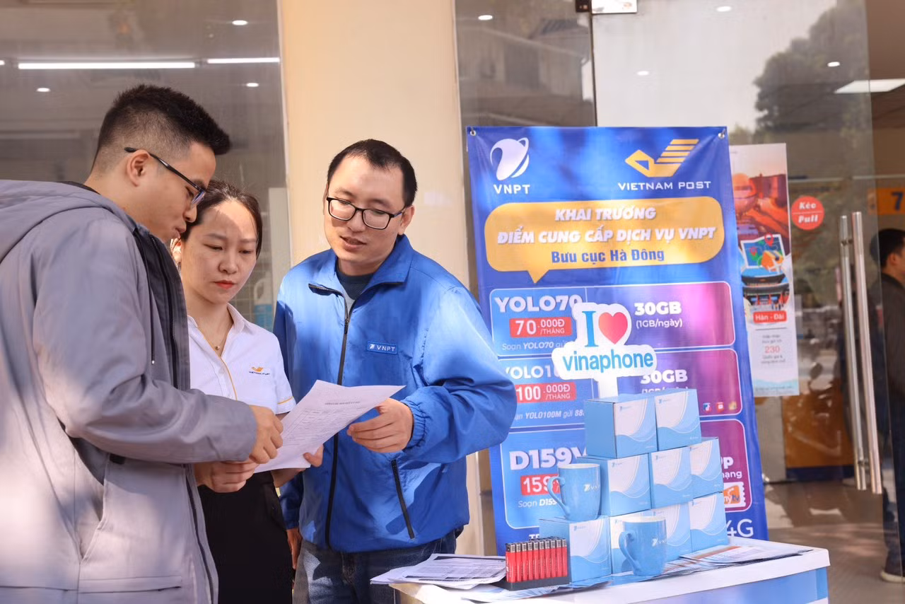 Nhân viên bưu điện và nhân viên VNPT sẵn sàng phục vụ khách hàng mọi lúc mọi nơi. Nhân viên bưu điện và nhân viên VNPT sẵn sàng phục vụ khách hàng mọi lúc mọi nơi.