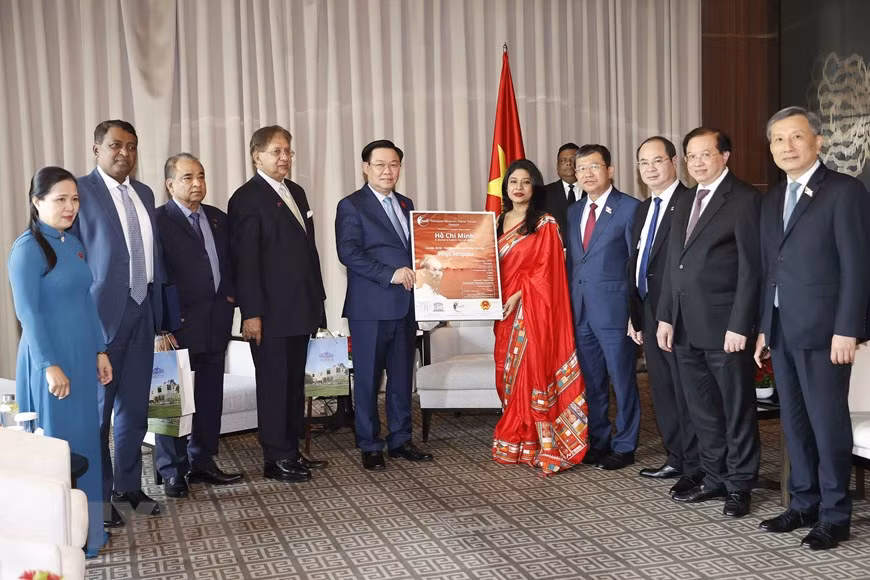 Chủ tịch Hội Hữu nghị Bangladesh – Việt Nam tặng Chủ tịch Quốc hội Vương Đình Huệ bức hình sự kiện có chân dung Chủ tịch Hồ Chí Minh. (Ảnh: Doãn Tấn/TTXVN) Chủ tịch Hội Hữu nghị Bangladesh – Việt Nam tặng Chủ tịch Quốc hội Vương Đình Huệ bức hình sự kiện có chân dung Chủ tịch Hồ Chí Minh. (Ảnh: Doãn Tấn/TTXVN)
