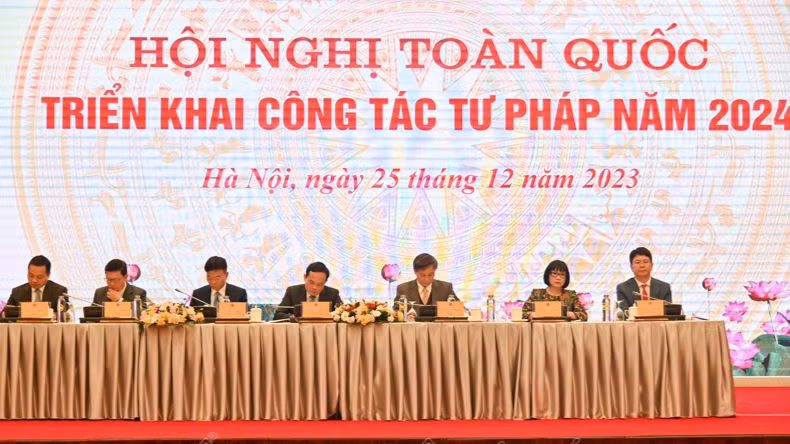 Đoàn Chủ tịch điều hành Hội nghị gồm Phó Thủ tướng Chính phủ Trần Lưu Quang, Bộ trưởng Tư pháp Lê Thành Long và các Thứ trưởng Tư pháp. Đoàn Chủ tịch điều hành Hội nghị gồm Phó Thủ tướng Chính phủ Trần Lưu Quang, Bộ trưởng Tư pháp Lê Thành Long và các Thứ trưởng Tư pháp.