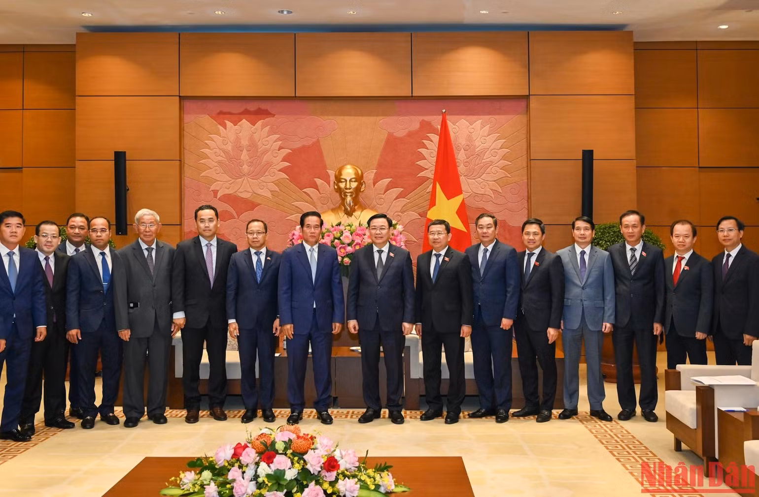 Chủ tịch Quốc hội Vương Đình Huệ và Đô trưởng thủ đô Phnôm Pênh Khuong Sreng với các đại biểu tại buổi tiếp. (Ảnh: Duy Linh)