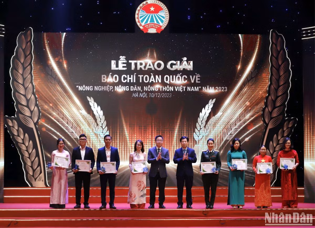 Nhà báo Trần Ánh Tuyết (ngoài cùng bên trái) cùng các đồng nghiệp nhận giải Chuyên đề Giải báo chí toàn quốc về nông nghiệp, nông dân, nông thôn Việt Nam 2023. Nhà báo Trần Ánh Tuyết (ngoài cùng bên trái) cùng các đồng nghiệp nhận giải Chuyên đề Giải báo chí toàn quốc về nông nghiệp, nông dân, nông thôn Việt Nam 2023.