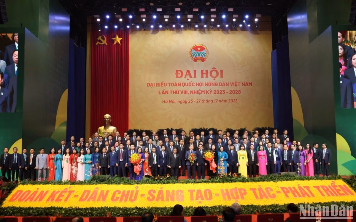 Ban chấp hành Trung ương Hội Nông dân Việt Nam khóa VIII (nhiệm kỳ 2023-2028) ra mắt đại hội. Ảnh: ĐĂNG KHOA. Ban chấp hành Trung ương Hội Nông dân Việt Nam khóa VIII (nhiệm kỳ 2023-2028) ra mắt đại hội. Ảnh: ĐĂNG KHOA.