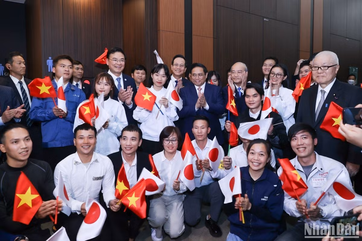 Thủ tướng Phạm Minh Chính chụp ảnh lưu niệm với các lao động Việt Nam ở Nhật Bản. Thủ tướng Phạm Minh Chính chụp ảnh lưu niệm với các lao động Việt Nam ở Nhật Bản.