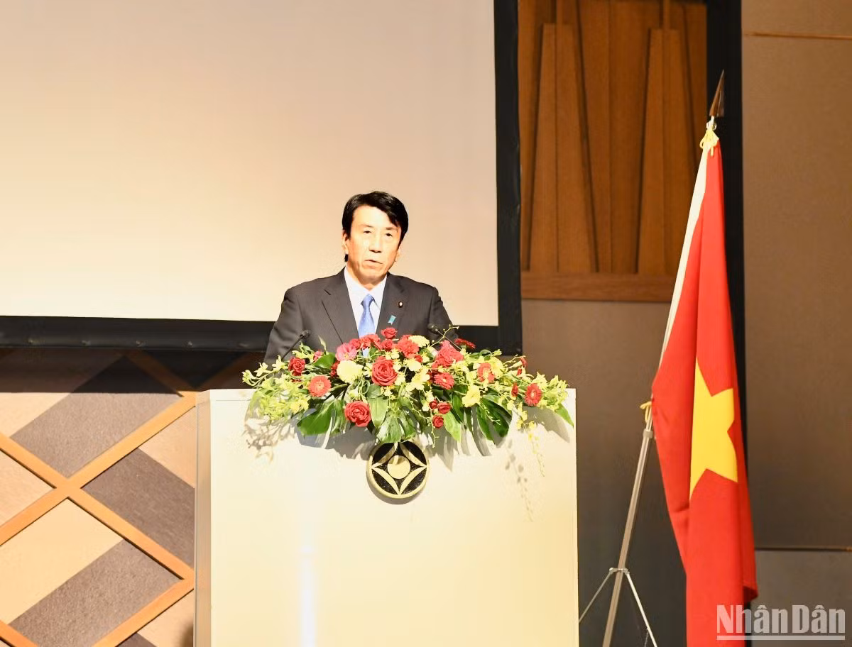 Bộ trưởng Kinh tế, Công nghiệp và Thương mại Nhật Bản (METI) Ken Saito phát biểu tại Diễn đàn. Bộ trưởng Kinh tế, Công nghiệp và Thương mại Nhật Bản (METI) Ken Saito phát biểu tại Diễn đàn.