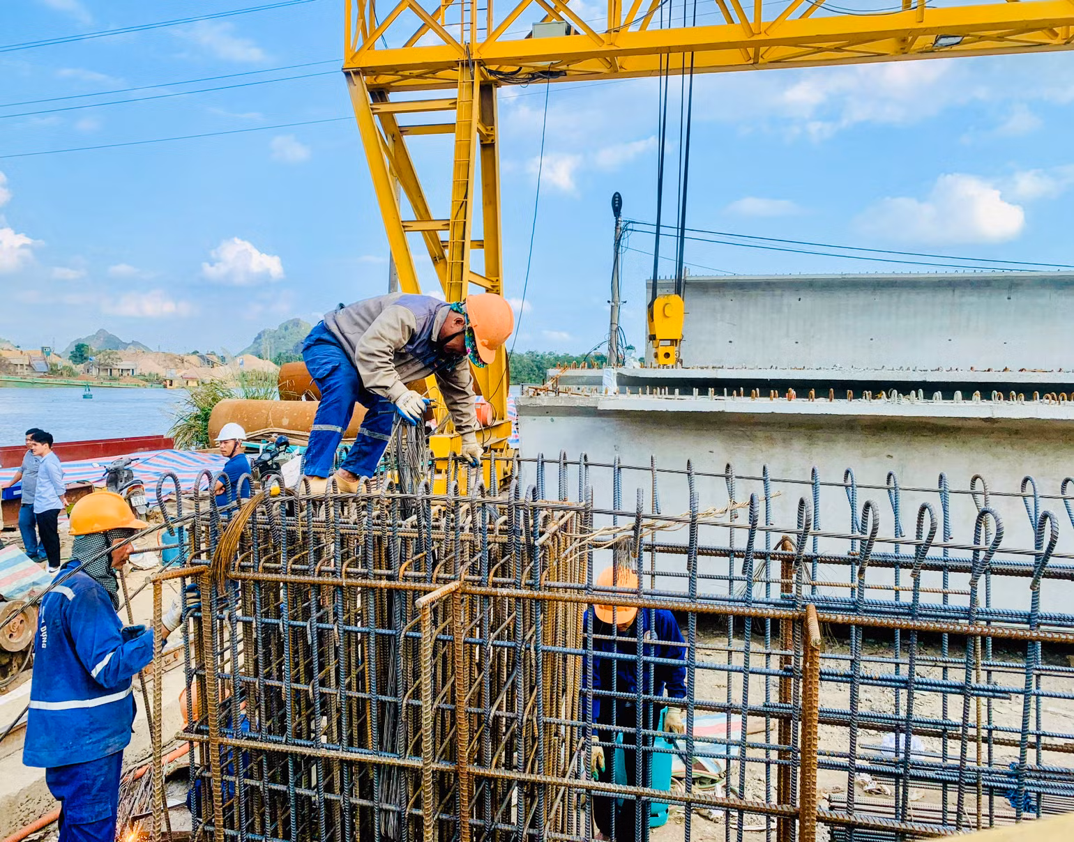 Các nhà thầu đang tập trung nhân lực, thiết bị để đẩy nhanh tiến độ thi công cầu Bến Rừng và cầu Lại Xuân - 2 cây cầu kết nối Hải Phòng với tỉnh Quảng Ninh. Trong ảnh: Công nhân tập trung thi công cầu Lại Xuân. (Ảnh: NGÔ QUANG DŨNG)