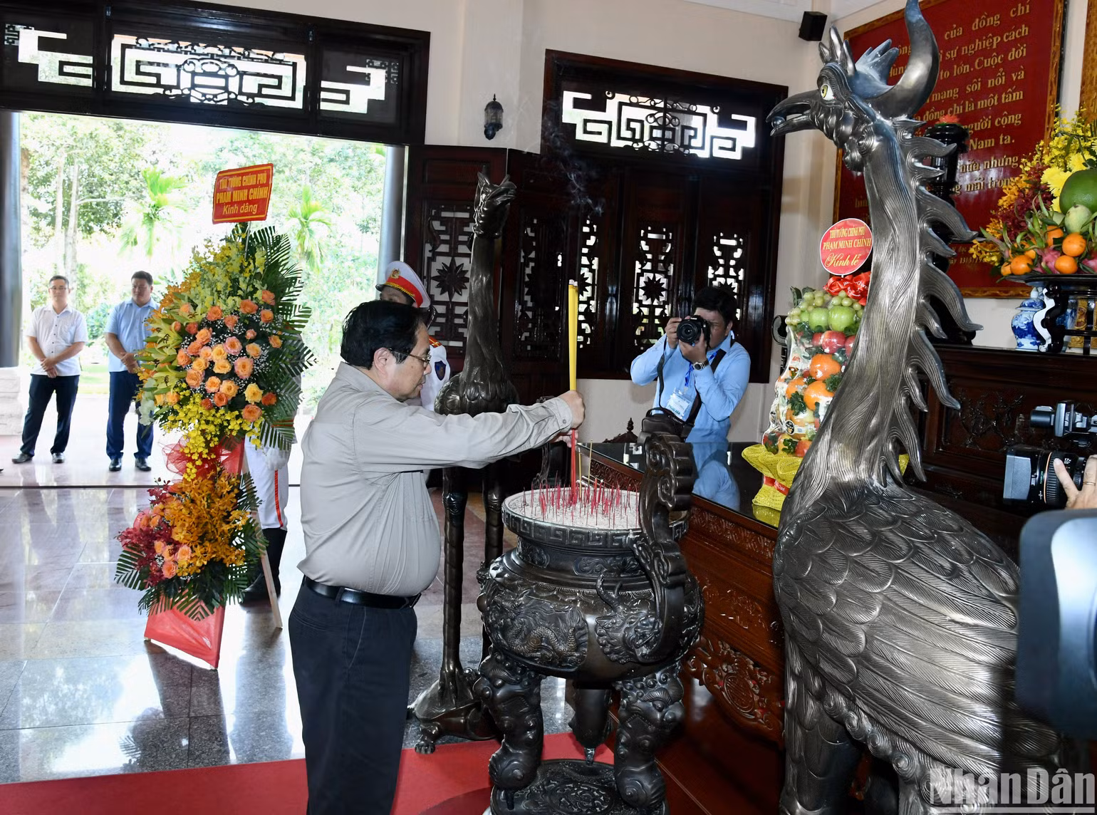 Thủ tướng Chính phủ Phạm Minh Chính dâng hương tưởng niệm cố Chủ tịch Hội đồng Bộ trưởng Phạm Hùng.