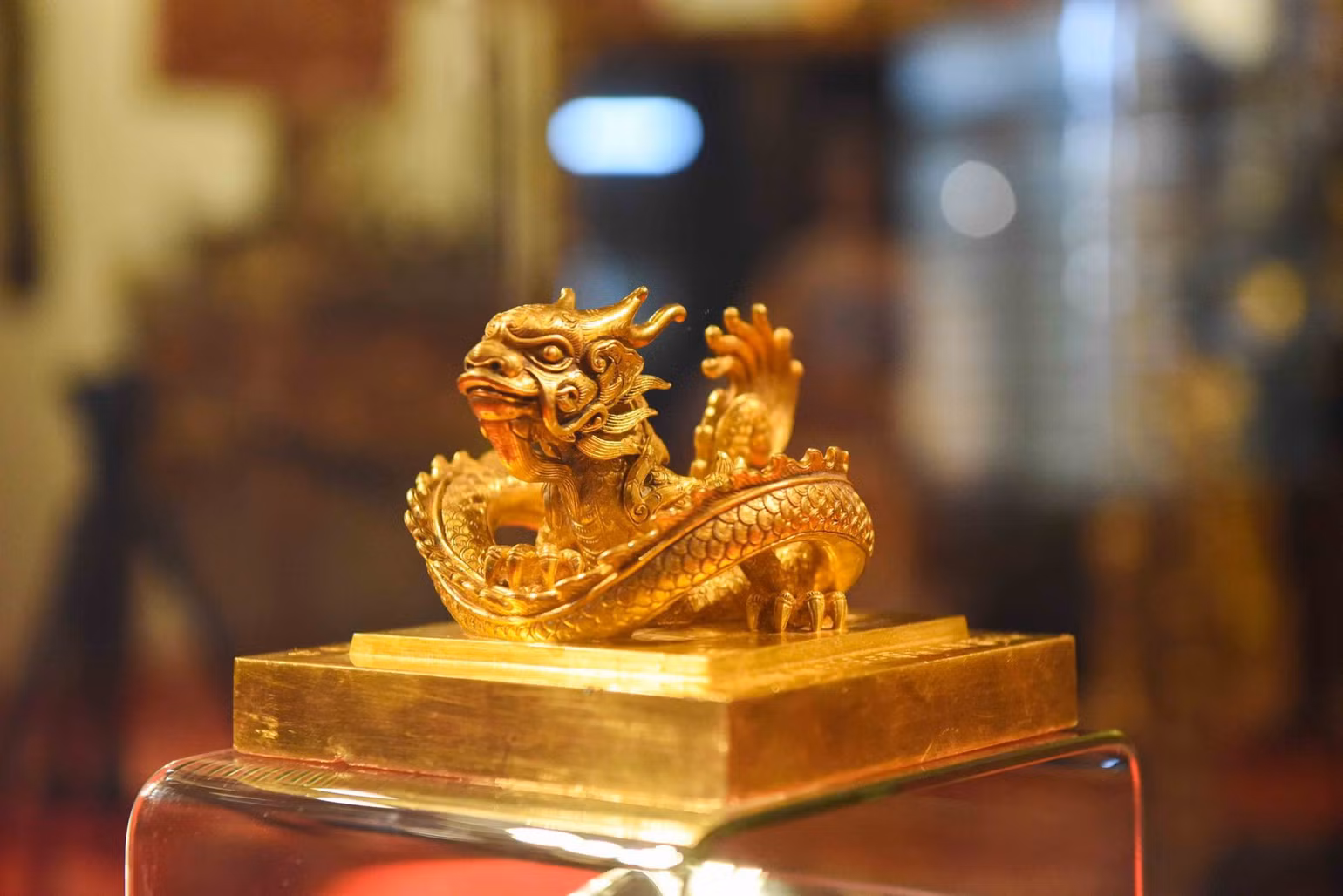 Không gian trưng bày kim ấn Hoàng đế Chi bảo. Không gian trưng bày kim ấn Hoàng đế Chi bảo.