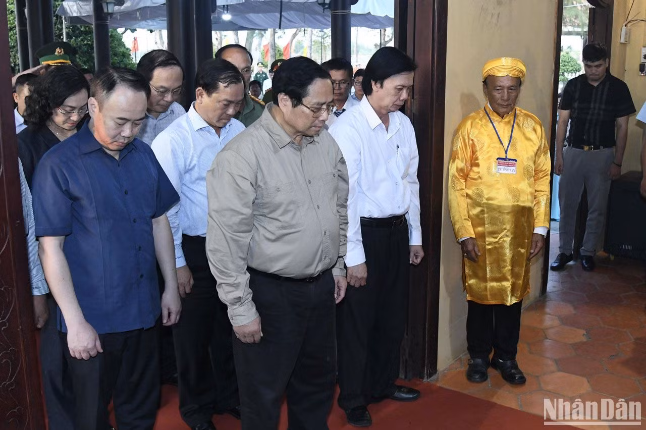 Thủ tướng Phạm Minh Chính mặc niệm tưởng nhớ Anh hùng dân tộc Trương Định. Thủ tướng Phạm Minh Chính mặc niệm tưởng nhớ Anh hùng dân tộc Trương Định.