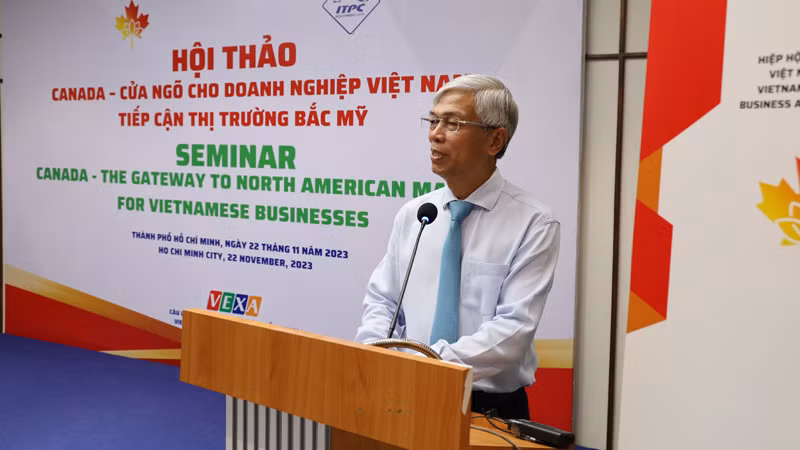 Phó Chủ tịch Ủy ban nhân dân Thành phố Hồ Chí Minh Võ Văn Hoan phát biểu tại hội thảo