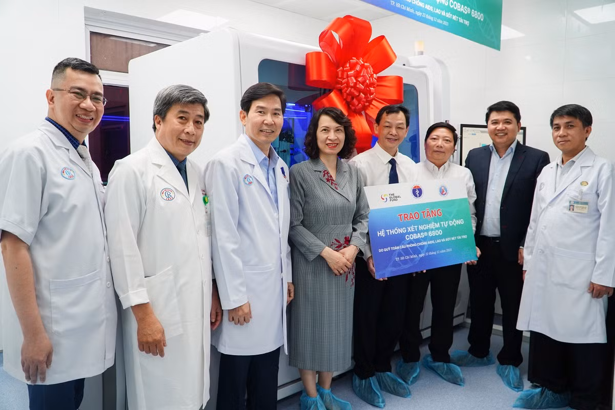 Hệ thống máy hiện đại thuộc dòng Cobas với công suất cao.
