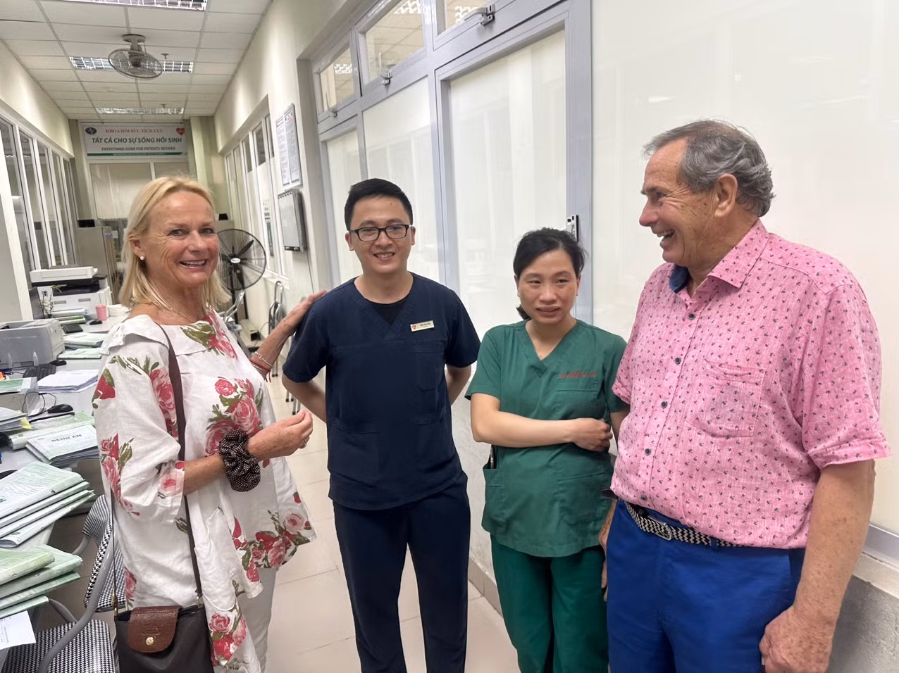 Ông bà gửi lời cảm ơn tới các nhân viên y tế khoa Hồi sức tích cực.
