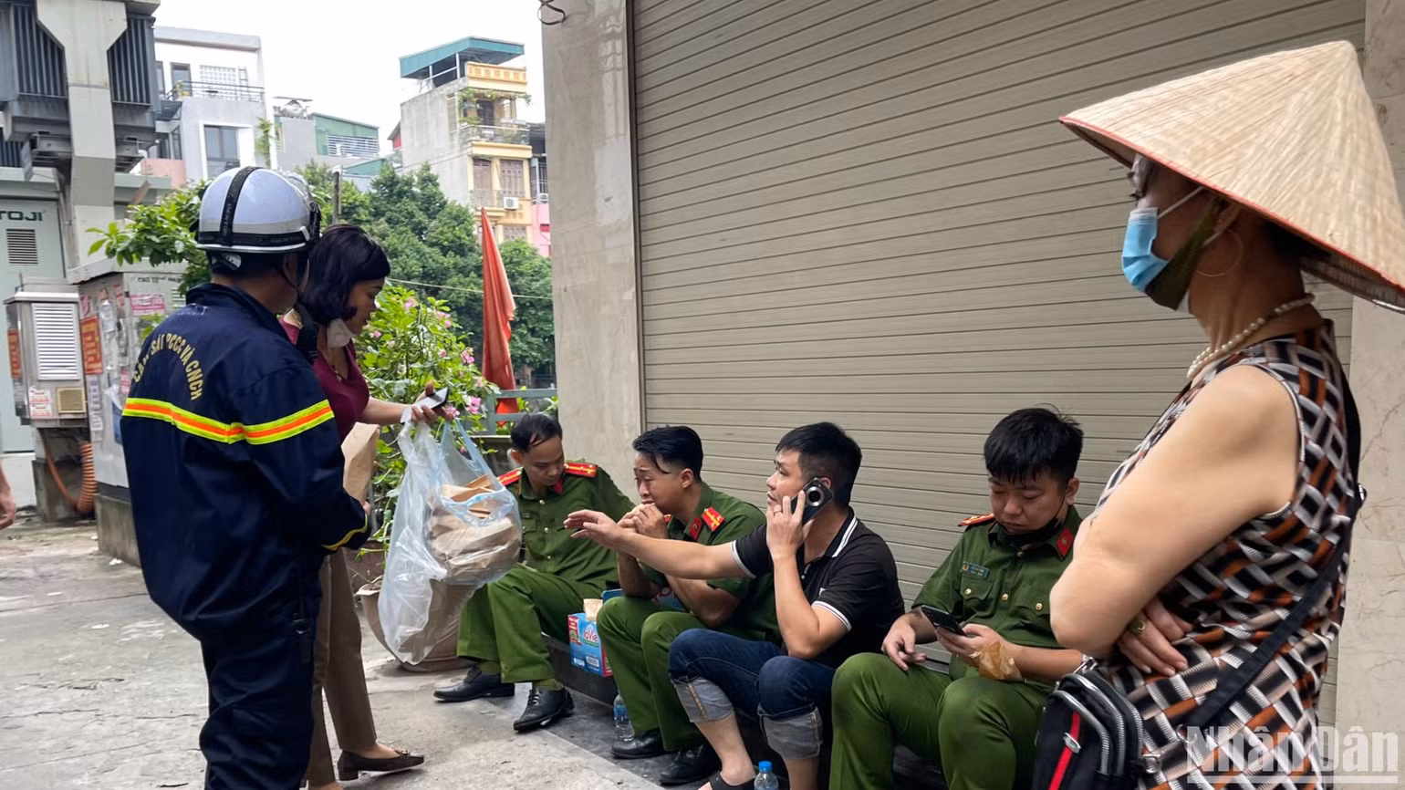 Người dân khu phố tiếp đồ ăn, nước uống cho các lực lượng làm việc tại hiện trường. Người dân khu phố tiếp đồ ăn, nước uống cho các lực lượng làm việc tại hiện trường.