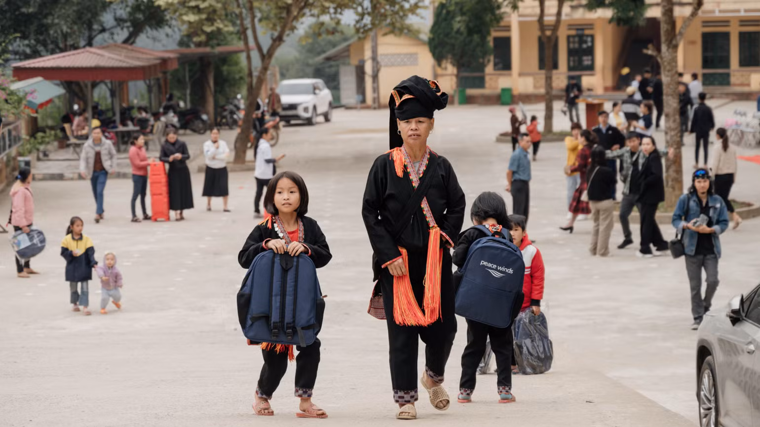 Nhiều em nhỏ hào hứng khi nhận cặp sách mới.