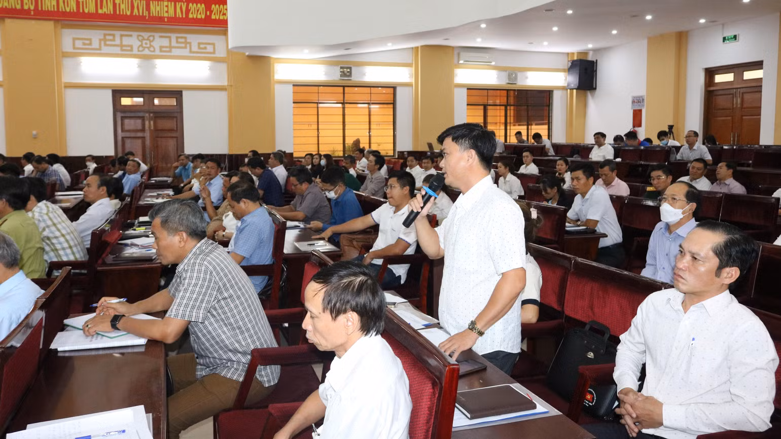 Đại diện các doanh nghiệp, nhà đầu tư nêu những khó khăn, vướng mắc đến Ủy ban nhân dân tỉnh Kon Tum.