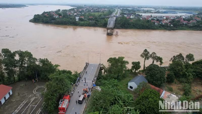 Sự cố sập cầu Phong Châu.