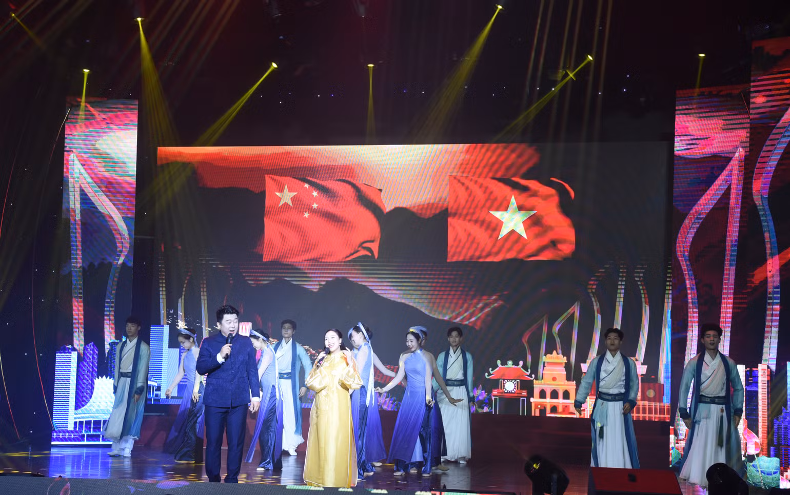 Tiết mục ca nhạc mở đầu chương trình do nghệ sĩ Việt Nam-Trung Quốc biểu diễn. Tiết mục ca nhạc mở đầu chương trình do nghệ sĩ Việt Nam-Trung Quốc biểu diễn.