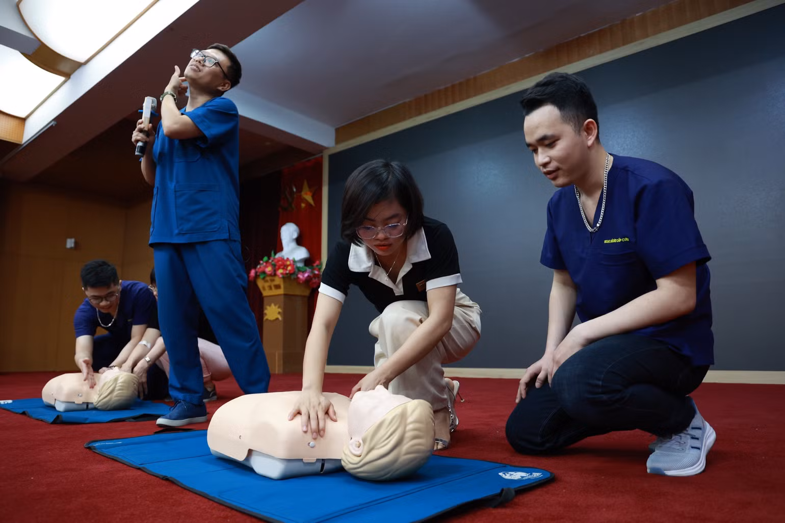 Bác sĩ hướng dẫn sơ cấp cứu đúng cách. (Ảnh: HÀ NAM) Bác sĩ hướng dẫn sơ cấp cứu đúng cách. (Ảnh: HÀ NAM)