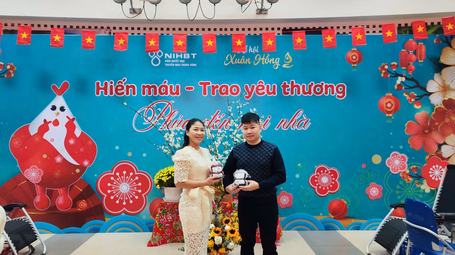 Chị Trần Thị Huyền và anh Trần Đức Thành (khoa Ghép Tế bào gốc) đã hiến máu sau ca trực đêm Giao thừa.
