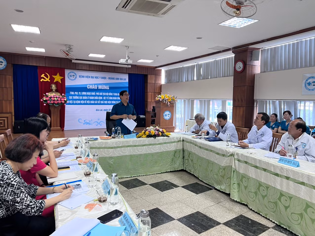 Toàn cảnh buổi làm việc.
