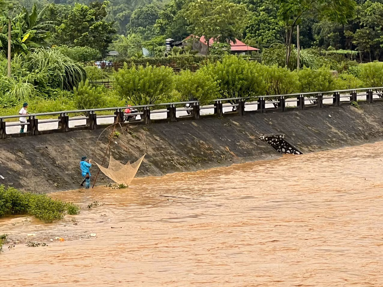 Người dân vẫn bất chấp nguy hiểm ra bờ sông Cầu, đoạn qua thành phố Bắc Kạn để đánh cá.