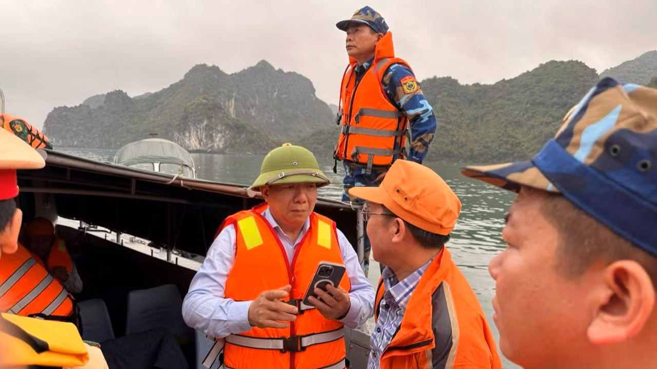 Các lực lượng phối hợp tìm kiếm, cứu nạn nạn nhân trong vụ máy bay rơi tại Vịnh Hạ Long. Các lực lượng phối hợp tìm kiếm, cứu nạn nạn nhân trong vụ máy bay rơi tại Vịnh Hạ Long.