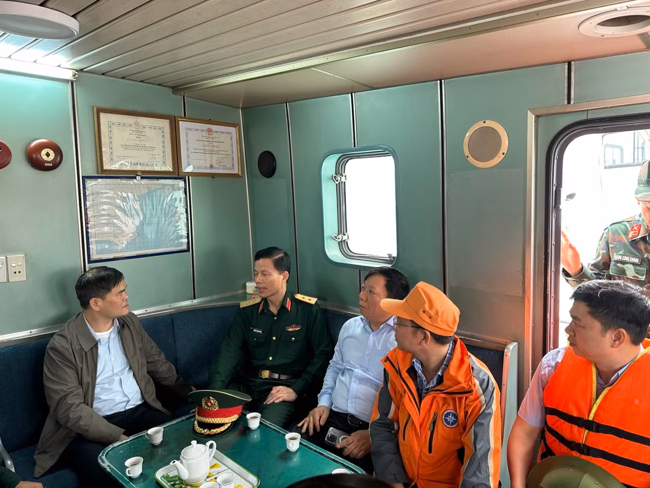 Sở Chỉ huy tại hiện trường chỉ đạo công tác tìm kiếm cứu nạn. Sở Chỉ huy tại hiện trường chỉ đạo công tác tìm kiếm cứu nạn.