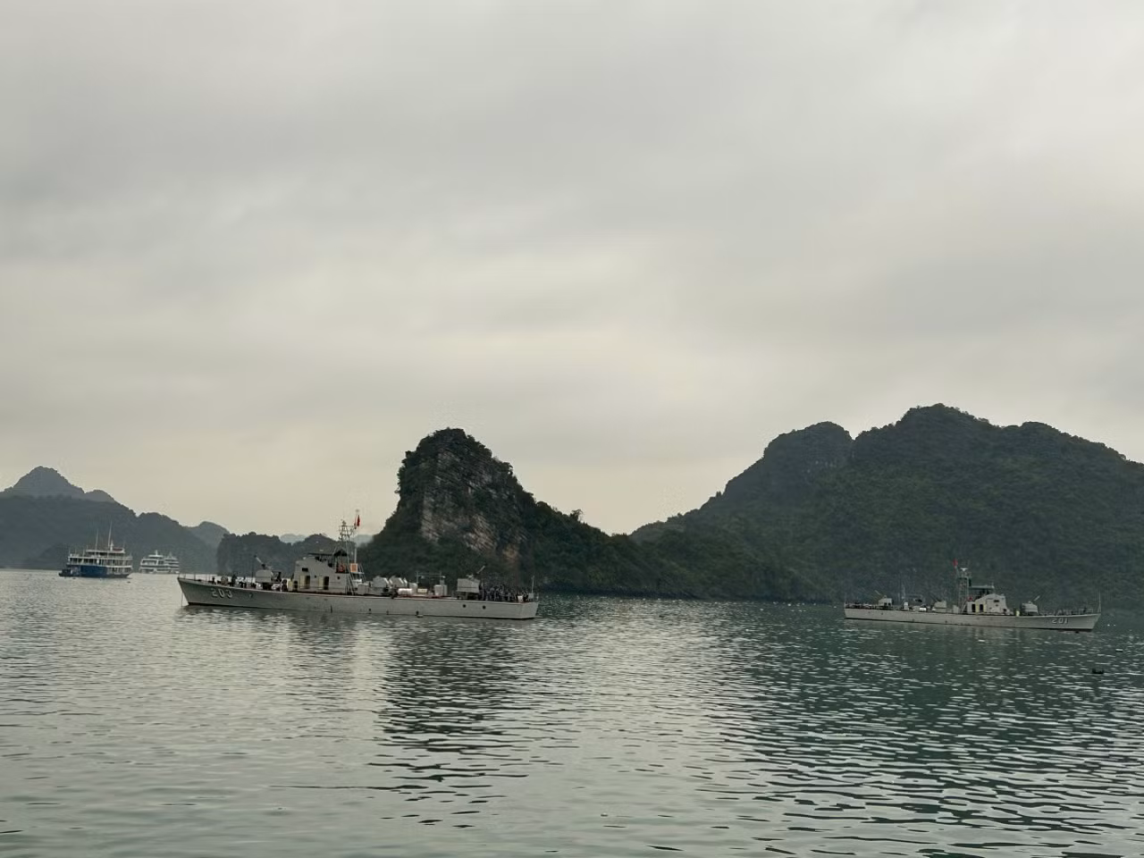 Bộ Chỉ huy Quân sự các thành phố Hải Phòng, tỉnh Quảng Ninh triển khai tìm kiếm từ trên không bằng flycam đối với khu vực các đảo, đá lân cận khu vực bị nạn. Bộ Chỉ huy Quân sự các thành phố Hải Phòng, tỉnh Quảng Ninh triển khai tìm kiếm từ trên không bằng flycam đối với khu vực các đảo, đá lân cận khu vực bị nạn.
