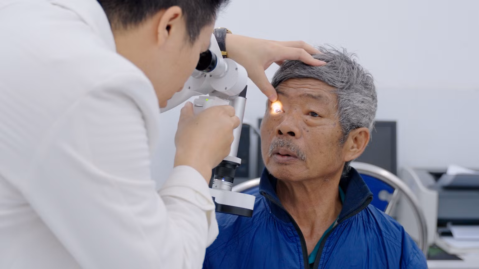 Ông Nguyễn Văn Cống (xóm Vị Huế, xã Tiên Phong, huyện Ba Vì, Hà Nội)đã có được đôi mắt sáng nhờ dự án "Triệu đôi mắt sáng". Ông Nguyễn Văn Cống (xóm Vị Huế, xã Tiên Phong, huyện Ba Vì, Hà Nội)đã có được đôi mắt sáng nhờ dự án "Triệu đôi mắt sáng".