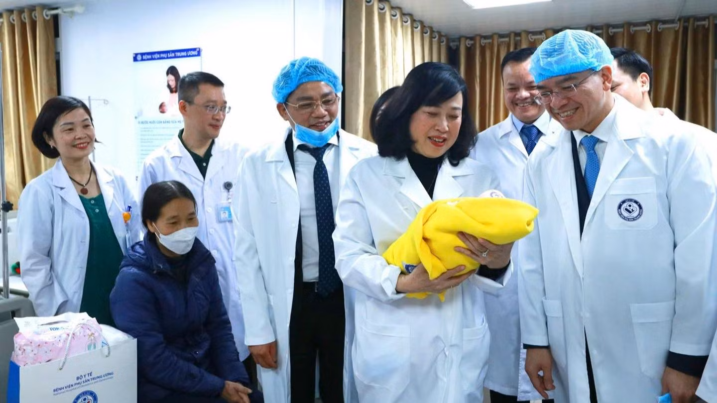 Bộ trưởng Y tế Đào Hồng Lan đã đến thăm, chúc Tết các thầy thuốc, nhân viên y tế của Bệnh viện Phụ Sản trung ương và chúc mừng "công dân nhí" chào đời vào khoảnh khắc giao thừa tại bệnh viện.