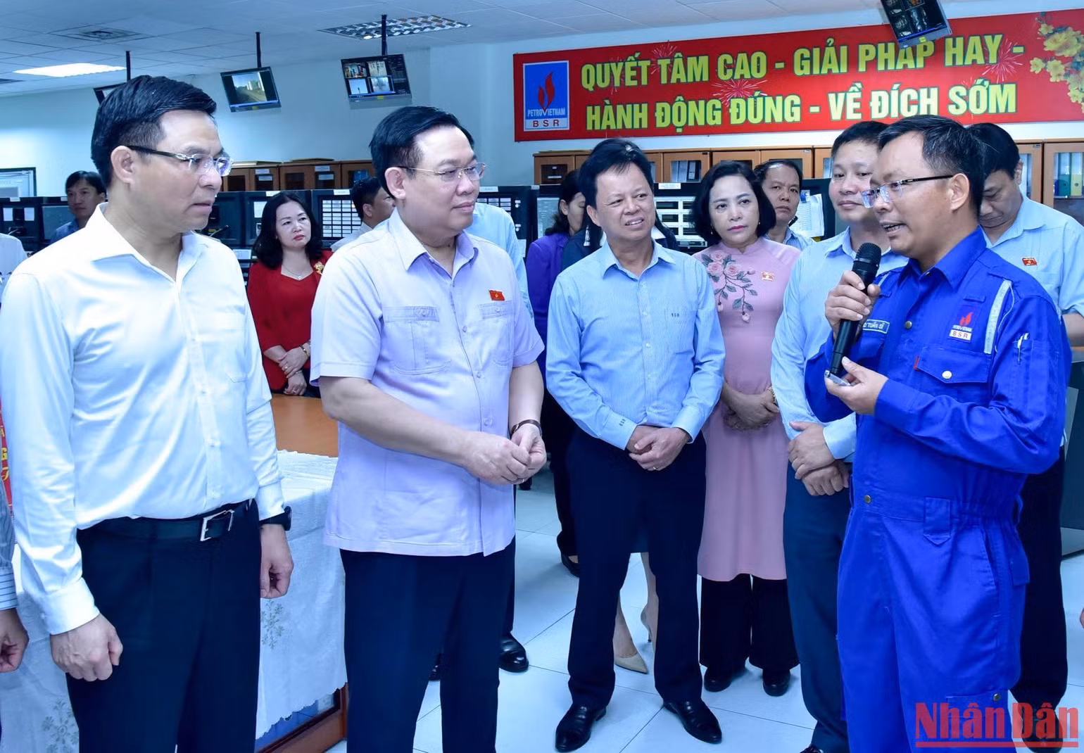 Chủ tịch Quốc hội Vương Đình Huệ và các đại biểu nghe giới thiệu về Phòng điều khiển trung tâm tại Công ty cổ phần lọc hóa dầu Bình Sơn, tỉnh Quảng Ngãi. (Ảnh: DUY LINH)