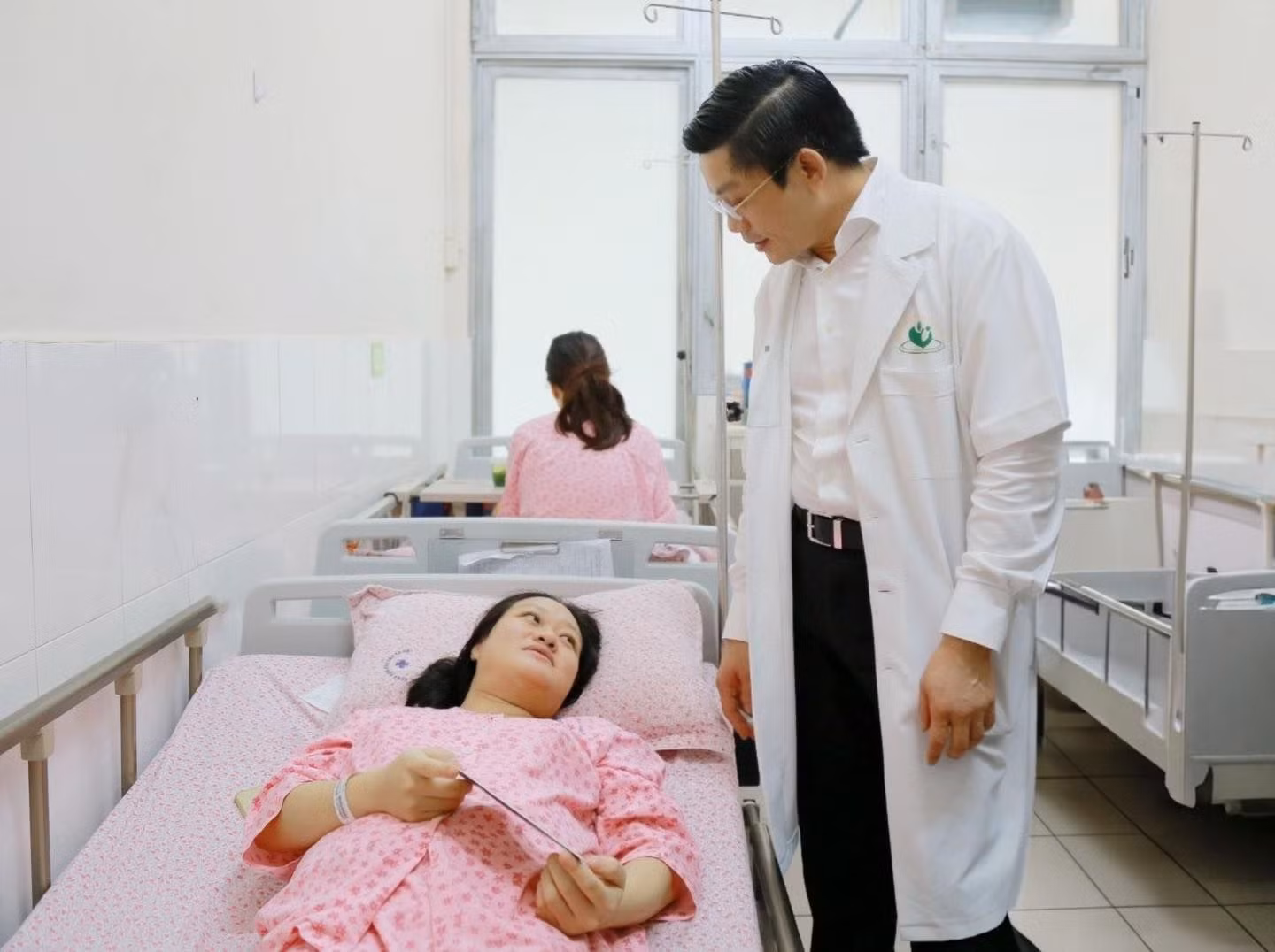 Kỳ tích giữ thai cho sản phụ mang song thai ảnh 1