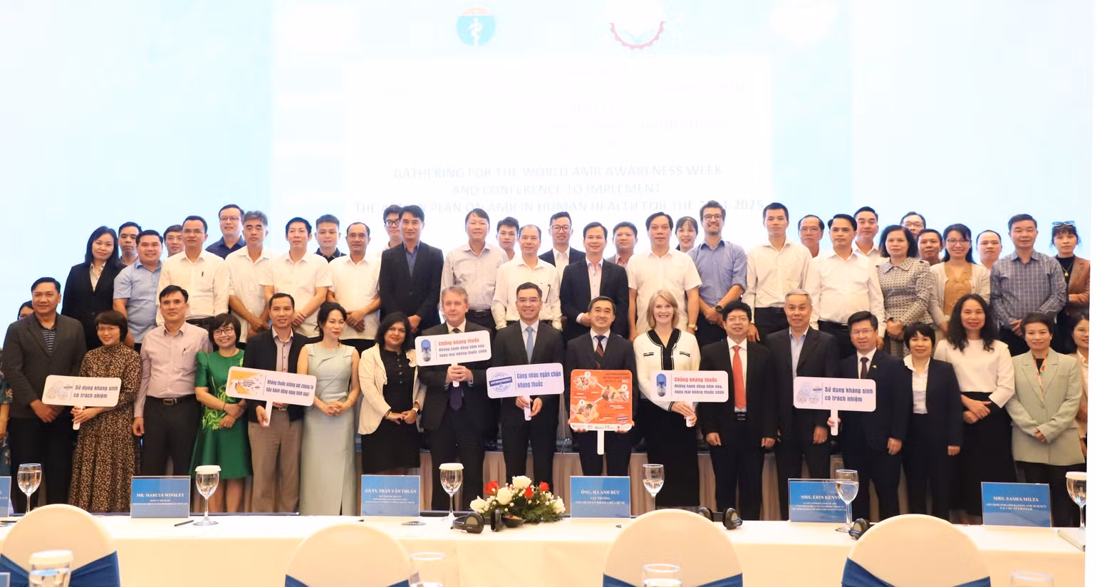 Các đại biểu tham dự chương trình.