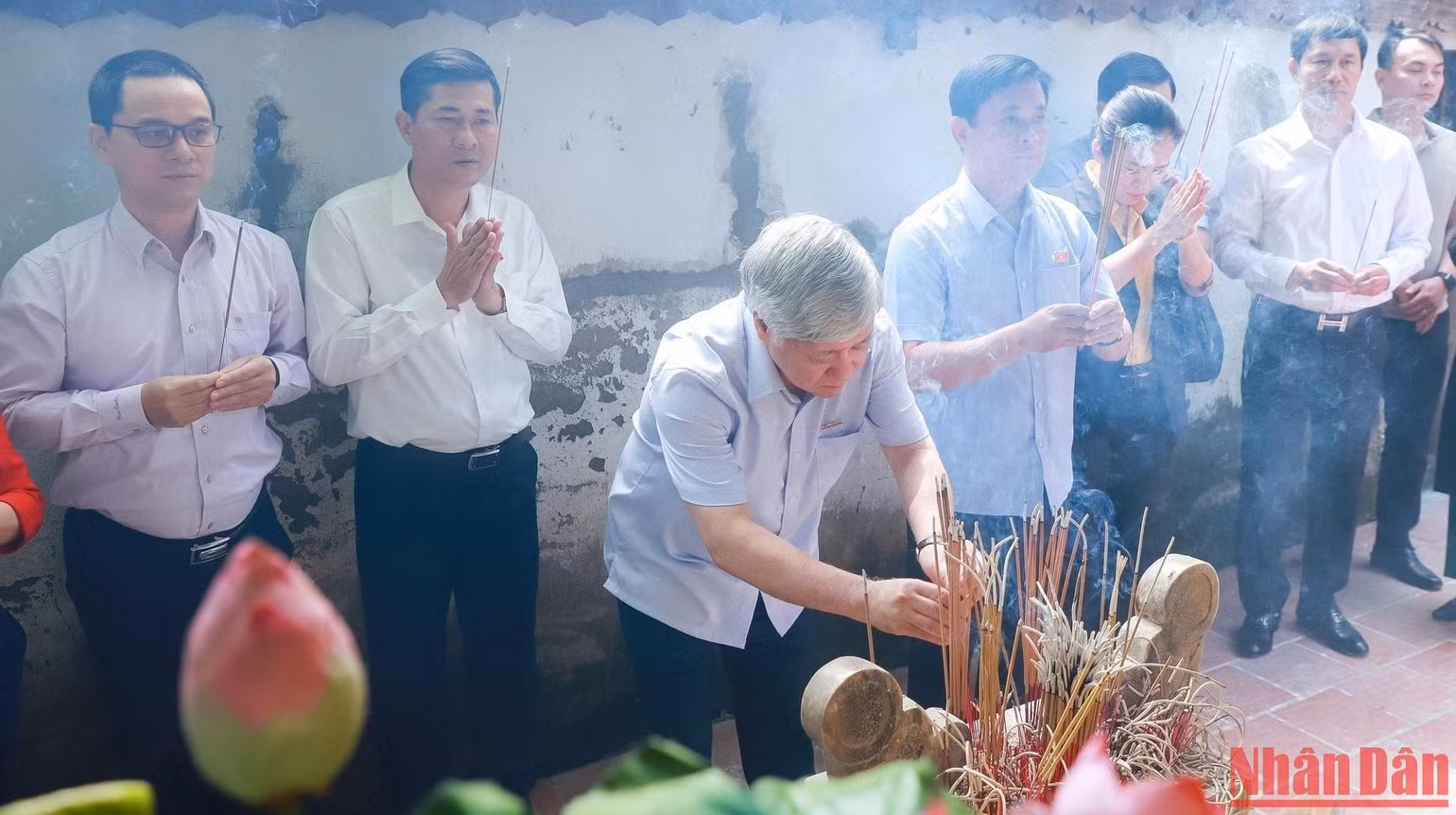 Đồng chí Đỗ Văn Chiến dâng hương trước mộ Vua Mai. (Ảnh: THÀNH DUY)