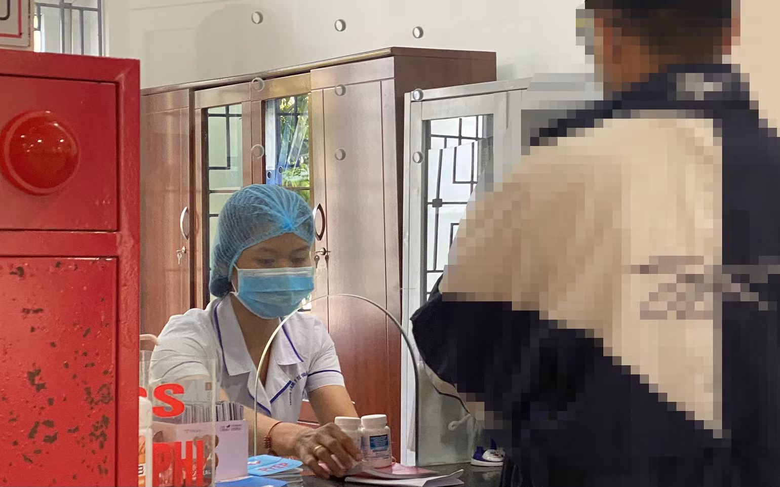 Cấp phát thuốc cho người đang điều trị ARV. Cấp phát thuốc cho người đang điều trị ARV.