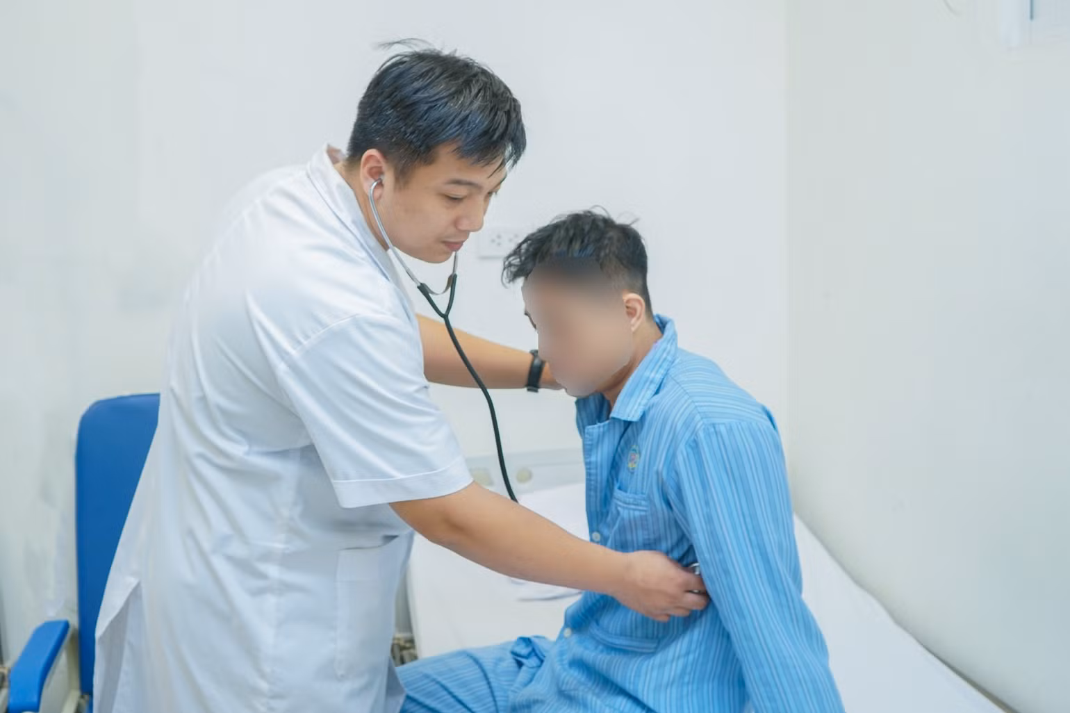 Bệnh nhân đang dần bình phục sức khỏe. Bệnh nhân đang dần bình phục sức khỏe.