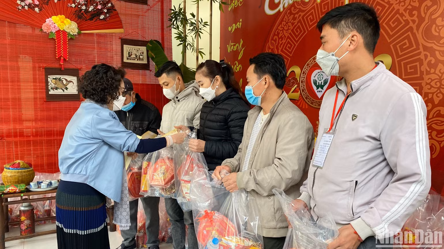Các suất quà trao tới tay bệnh nhân và người nhà bệnh nhân.