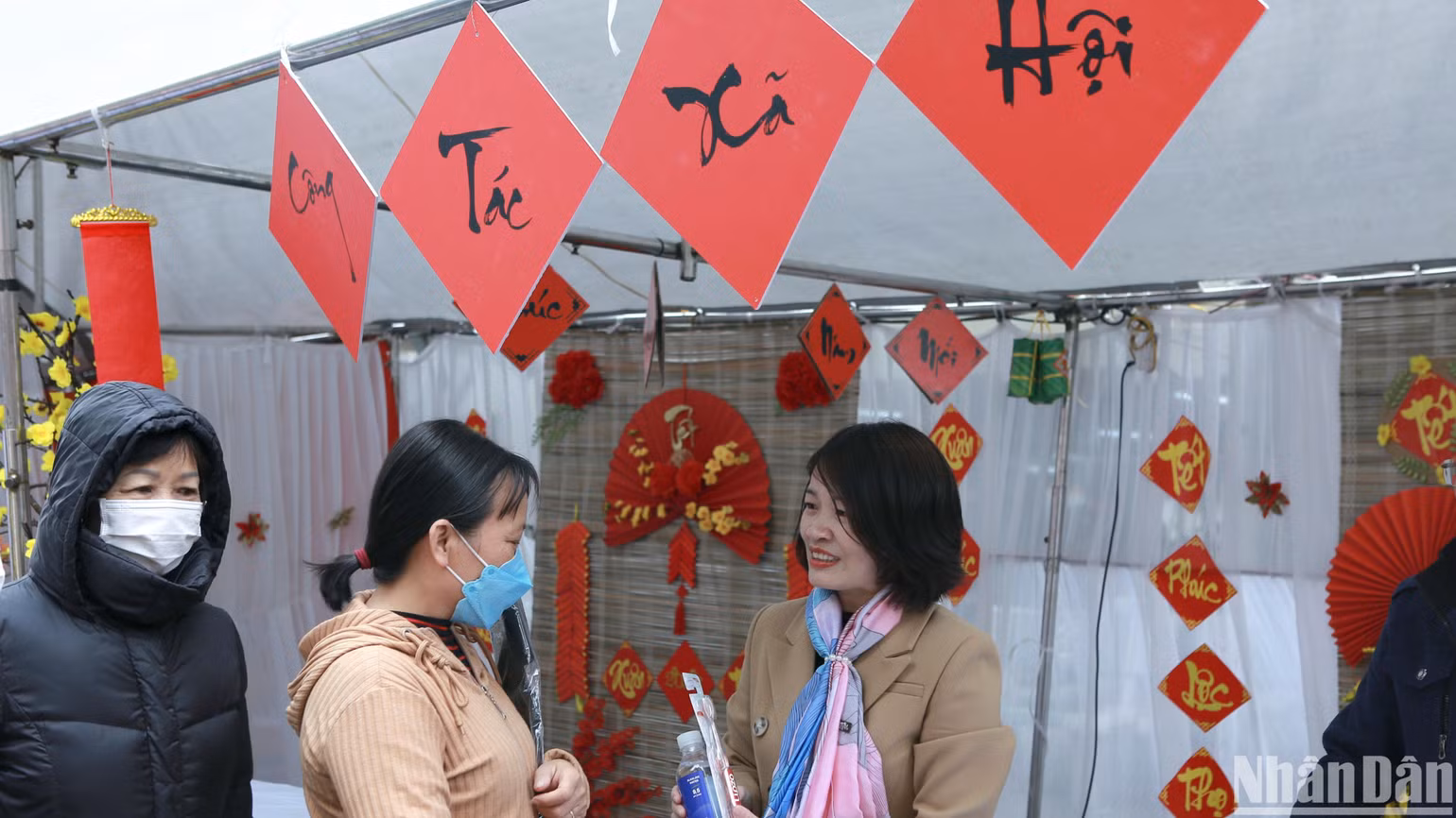 Phòng Công tác xã hội triển khai "Gian hàng 0 đồng" tặng bệnh nhân những đồ dùng thiết yếu.