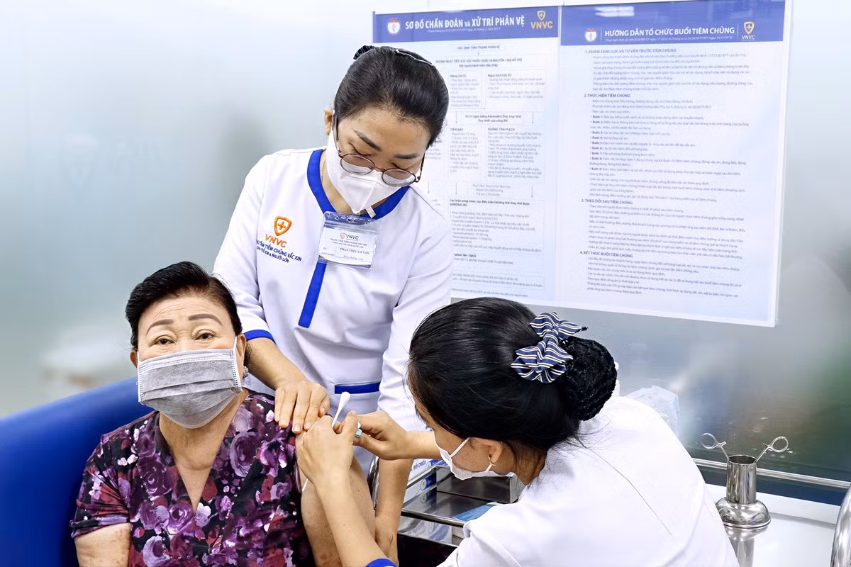 Vaccine phế cầu 20 do Tập đoàn Dược phẩm Pfizer (Mỹ) sản xuất giúp phòng hiệu quả 20 chủng vi khuẩn phế cầu.