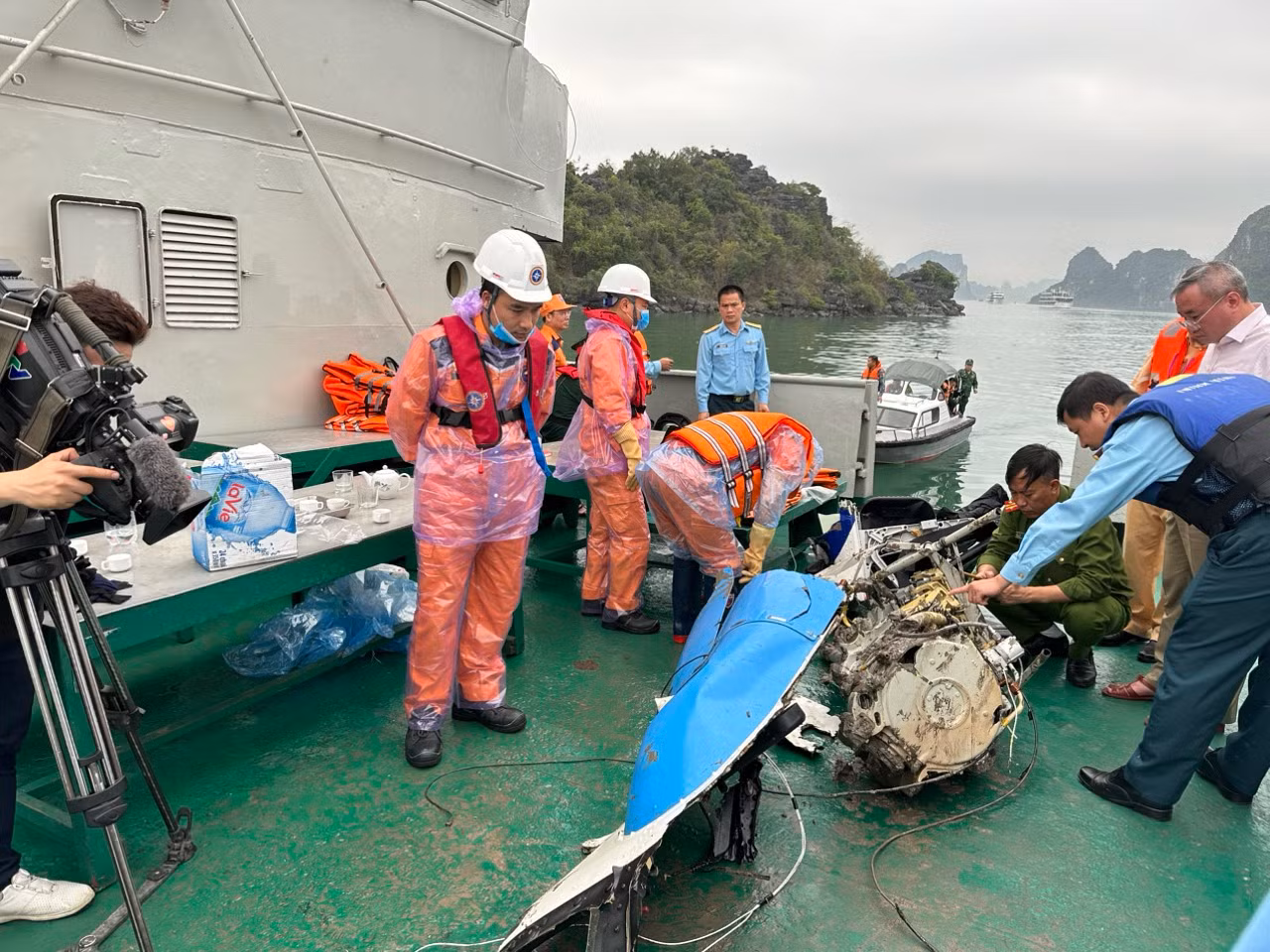 Toàn cảnh vụ máy bay trực thăng gặp nạn trên Vịnh Hạ Long ảnh 25 Toàn cảnh vụ máy bay trực thăng gặp nạn trên Vịnh Hạ Long ảnh 25