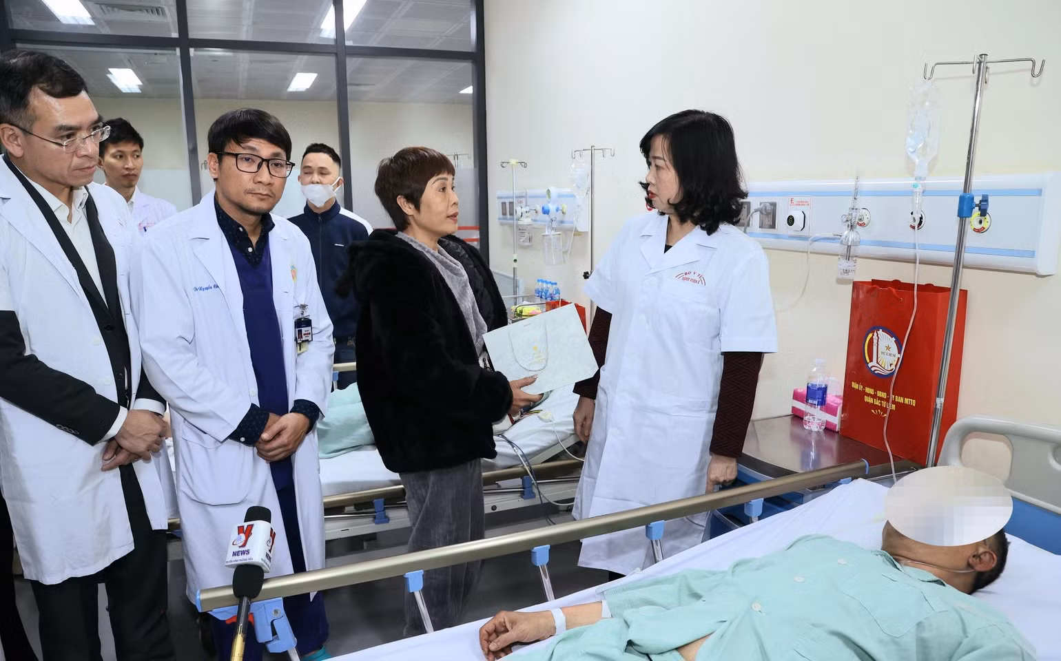 Bộ trưởng Y tế Đào Hồng Lan thăm hỏi người bệnh.