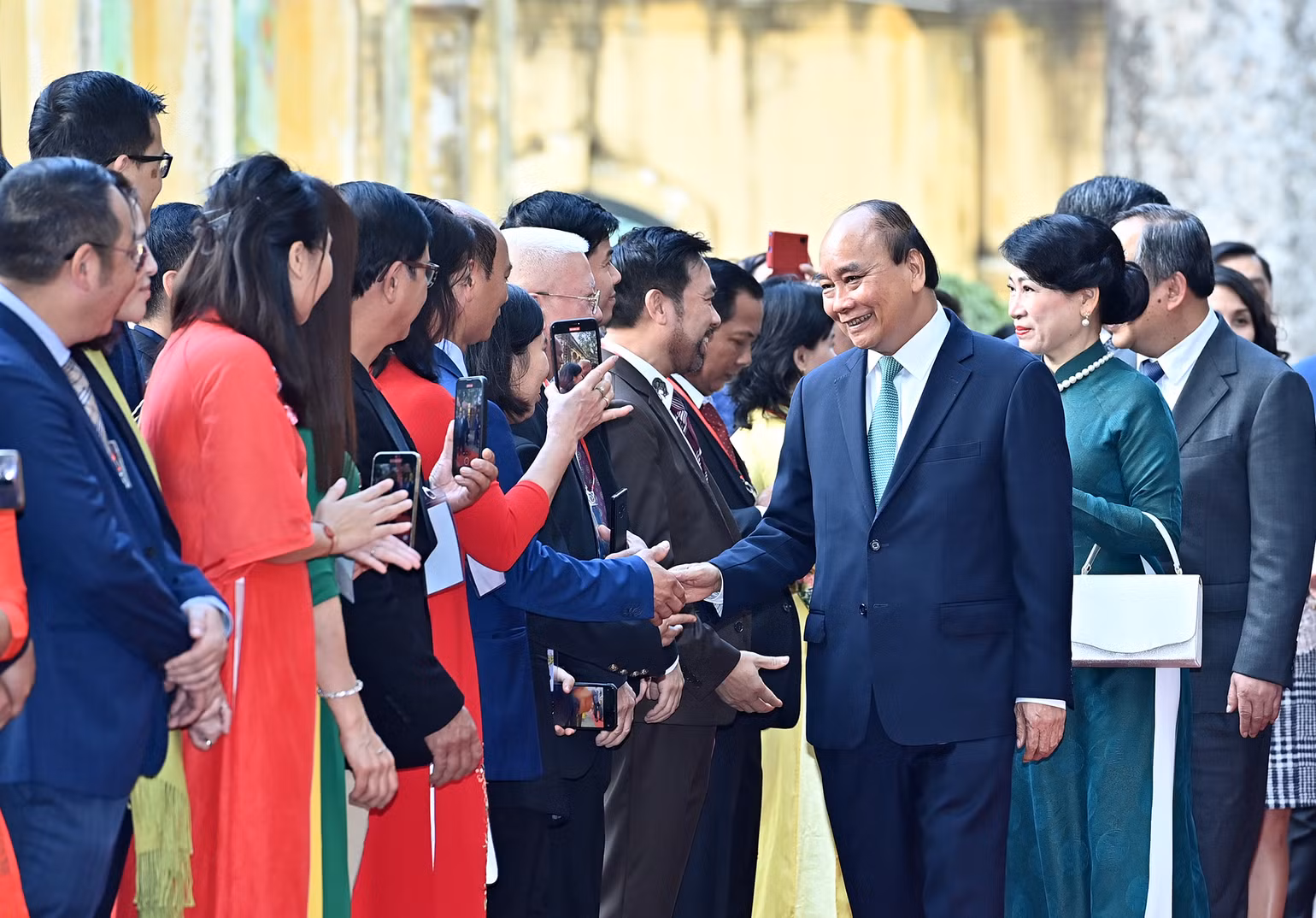 Chủ tịch nước Nguyễn Xuân Phúc gặp gỡ các đại biểu kiều bào dự Chương trình Xuân Quê hương 2023 tại Điện Kính Thiên. Chủ tịch nước Nguyễn Xuân Phúc gặp gỡ các đại biểu kiều bào dự Chương trình Xuân Quê hương 2023 tại Điện Kính Thiên.