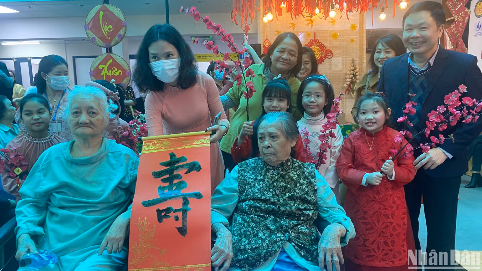 Phòng Công tác xã hội, Bệnh viện Lão khoa Trung ương tặng chữ "Thọ" cho bà Trần Thị Dung (89 tuổi) và bà Nguyễn Thị Toán (90 tuổi).