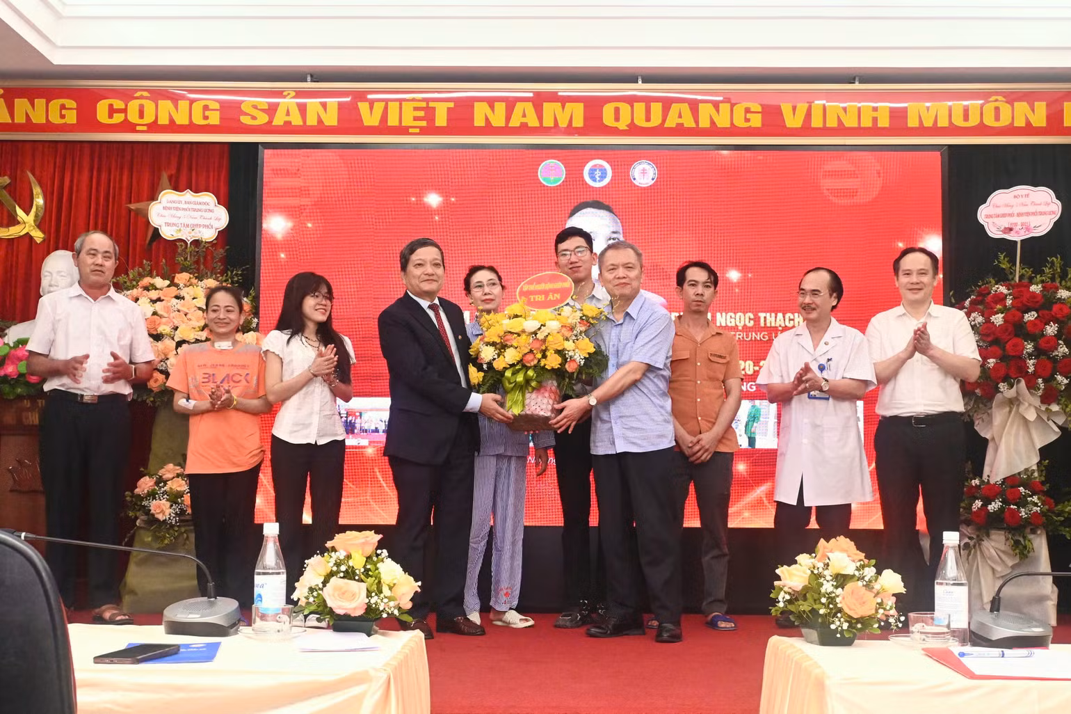 Các thầy thuốc chúc mừng người bệnh hồi phục sau ghép. Các thầy thuốc chúc mừng người bệnh hồi phục sau ghép.