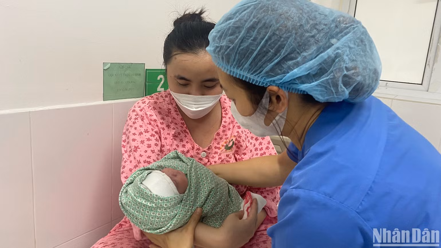 Sản phụ Trân được điều dưỡng Hà Thị Lan Anh hướng dẫn chăm sóc con. Sản phụ Trân được điều dưỡng Hà Thị Lan Anh hướng dẫn chăm sóc con.
